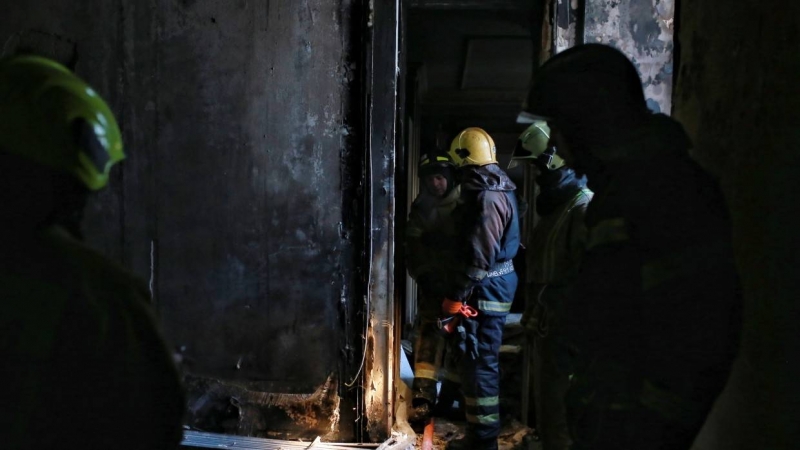 В Кандалакше пожарные спасли двух человек из горящего многоквартирного дома