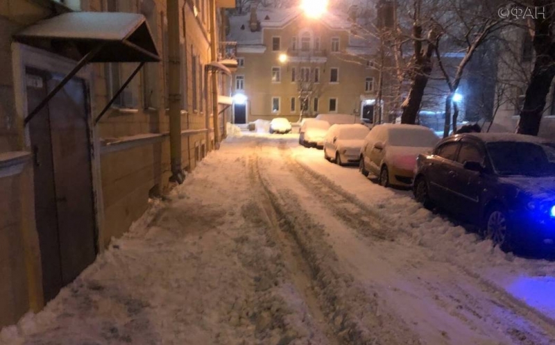 Ничему не научились: утром в понедельник Петербург снова тонул в неубранном снеге