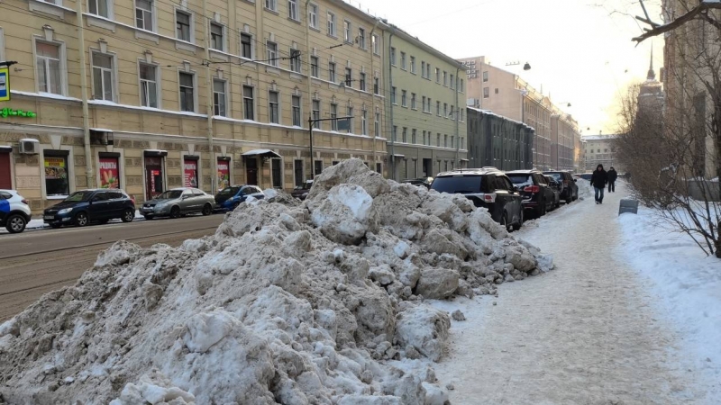 Пробка из-за неубранного снега в Петербурге не позволила горожанам доехать домой