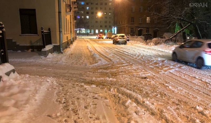 Ничему не научились: утром в понедельник Петербург снова тонул в неубранном снеге