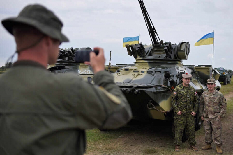 НАТО вооружает Украину, но умирать за неё не будет