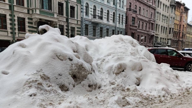 Маленькие петербуржцы рискуют попасть под машины из-за нерасчищенного снега на улицах