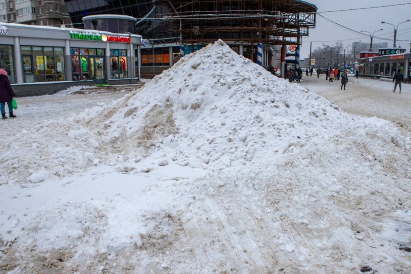 Маленькие петербуржцы рискуют попасть под машины из-за нерасчищенного снега на улицах