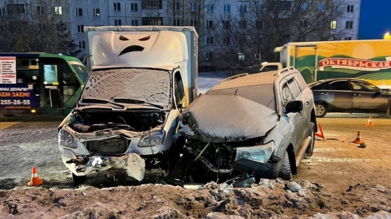Водитель Land Cruiser получил перелом позвоночника в ДТП с грузовиком в Новосибирске