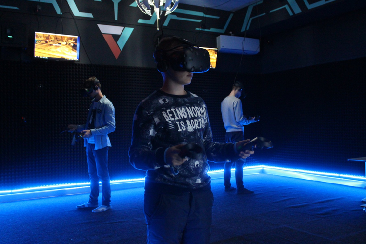 Большой vr клуб. Клуб виртуальной реальности. VR клуб. Зона виртуальной реальности. Залы виртуальной реальности.