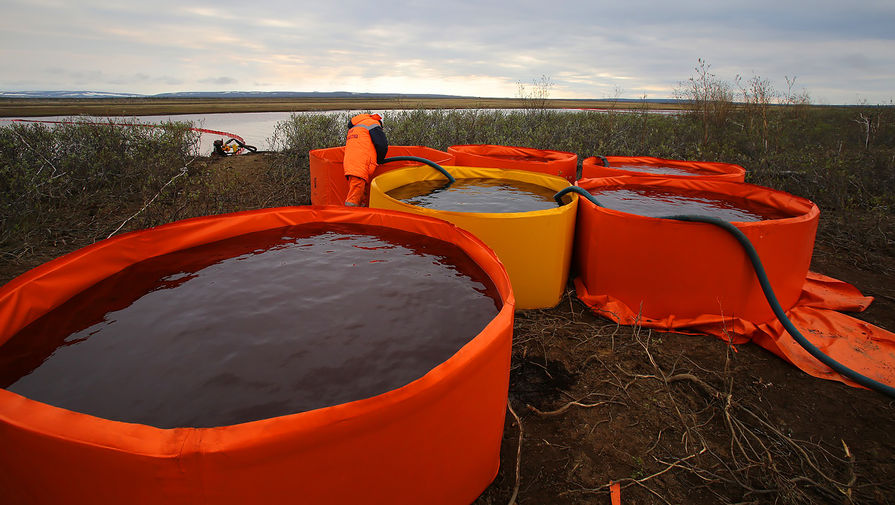 В МЧС сообщили, какой объем водонефтяной смеси собран под Норильском