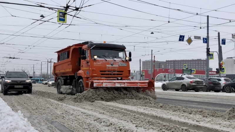 Дорожные службы Петербурга не успевают расчистить объезд для машин на Арсенальной улице