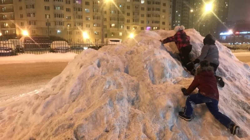 «Петербург использует снегоуборочную технику только во время парадов на Дворцовой площади»: мнение жителя города